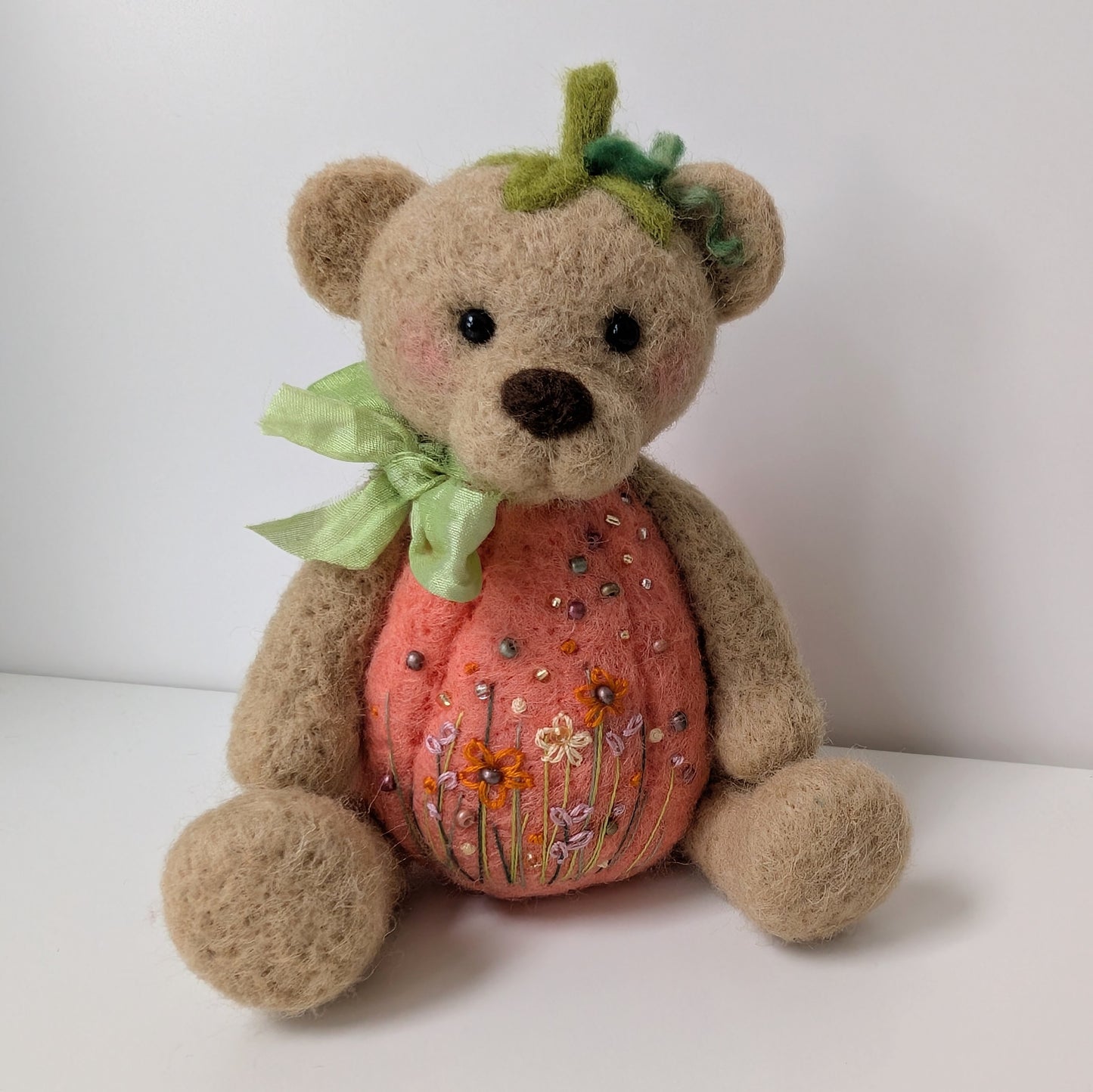 Needlefelt Pumpkin bear - Bramley